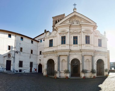 Roma 'daki Tiberina adasında bulunan ve 1000 yılında havari Aziz Bartholomew' un kalıntılarını barındıran antik San Bartolomeo Bazilikası 'nın güzel cephesi. 