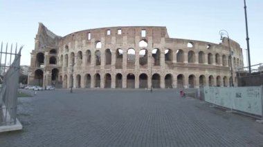 Roma, İtalya - 2 Şubat 2021: Dünyanın en büyük amfitiyatrosu olan Colosseum veya Amphitheatrum Flavium 'a yürüyen Pov, dünyanın en büyük amfitiyatrosu, dünya turistik merkezi.
