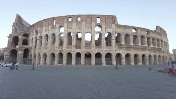 ローマ イタリア 2021年2月2日 世界最大の円形劇場であるコロッセオやアンフィテアトルム フラヴィウムの風景は その廃墟は古代ローマの建築や歴史からの遺産の世界観光スポットです — ストック動画