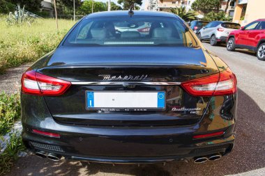 Roma, İtalya - Mayıs 06, 2021: Hızlı ve lüks İtalyan sedan arabası Maserati Quattroporte 'nin mavi donanma renginde arka görüntüsü sokağa park edilmiş Maserati otomotiv tarafından üretiliyor.