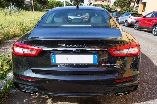 Roma, İtalya - Mayıs 06, 2021: Hızlı ve lüks İtalyan sedan arabası Maserati Quattroporte 'nin mavi donanma renginde arka görüntüsü sokağa park edilmiş Maserati otomotiv tarafından üretiliyor.