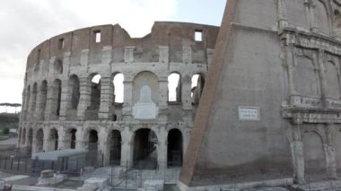 Dünyanın en büyük Roma amfitiyatrosunun hemen sağında muhteşem yapısı ile Roma 'ya seyahat eden bir turist referansı var.