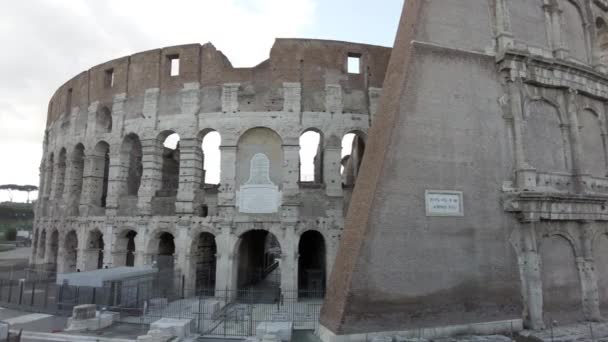 有名なローマの円形劇場の右側にパンニングその素晴らしい構造とローマでの文化旅行への観光の参照ポイント — ストック動画