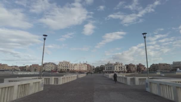 Spaziergang Auf Der Seebrücke Einem Schönen Tag Mit Fantastischem Himmel — Stockvideo