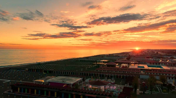 Fantastische Bewolkte Hemel Met Gouden Heldere Zonsondergang Boven Zee Uitzicht — Stockfoto