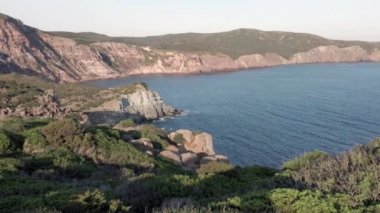 Mavi deniz, yeşil tepeler ve denizdeki sarp kayalıklarla büyüleyici bir yaban hayatı.