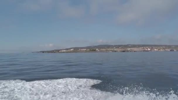 青い泡の海ですぐに漁船の帆に乗って海岸や島の周りのパノラマを見てPov — ストック動画