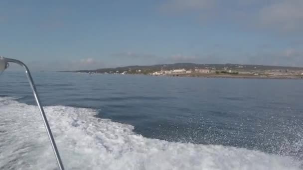 高速漁船からのポフはすぐに泡立つ海に出航し 島の海岸線を眺めながら釣りポイントに到着します — ストック動画