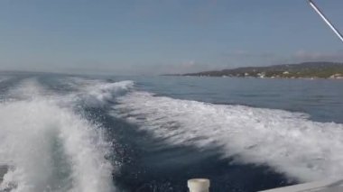 Hızlı balıkçı teknesinden Pov, mavi kabaran Akdeniz ve İtalya 'nın Sardunya bölgesindeki San Pietro adasının çevresini araştırıyor.