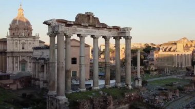 Roma Forumu 'nun HDR görüntüsü Septimius Severus' un zafer kemeri ve Satürn Tapınağı, kilise kubbesi ve Roma şehir merkezindeki şehir silueti.