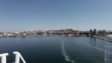 Cagliari şehrinin ufuk çizgisinden seyrediyorum ve çok güzel bir mimari.