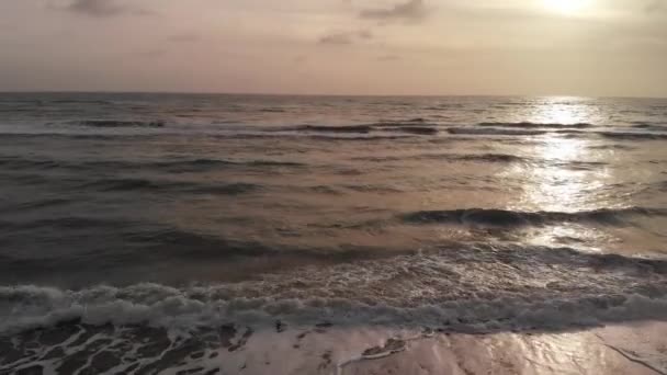 Güzel Sinematik Fpv Dronu Gün Batımında Okyanusun Üzerinde Uçar Dalgalı — Stok video