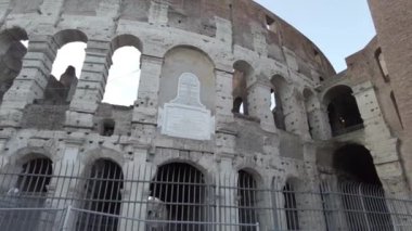 Roma şehir merkezindeki görkemli Kolezyum cephesine kadar uzanan antik Roma mimarisi için bir turizm dünyası cazibesi.