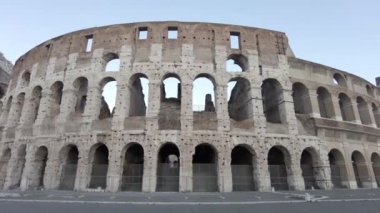 Kolezyum ya da Amphiatrum Flavium 'un, inşa edilmiş en büyük antik Roma amfitiyatrosu, mimarisi ve ihtişamı sayesinde dünyanın en çok ziyaret edilen anıtlarından biri haline gelmiştir. .