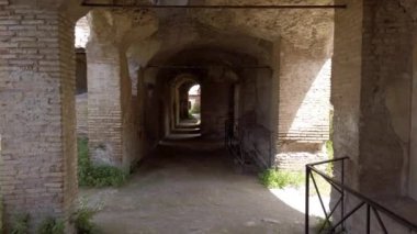 Fpv, antik harabe koridorlarda geçmişi tuğla duvarlar ve kemerli güzel Roma mimarisi ile araştırıyor..