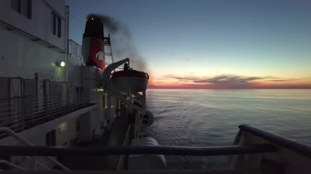 Guardando Alba Sul Ponte Della Nave Con Fantastico Cielo Colorato — Video Stock