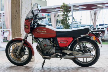 Roma, İtalya - 27 Ağustos 2021: İtalyan motosiklet üreticisi Moto Guzzi tarafından 1978-1992 yılları arasında üretilen güzel kırmızı motosiklet modeli Moto Guzzi V35 II 'nin profil görüntüsü