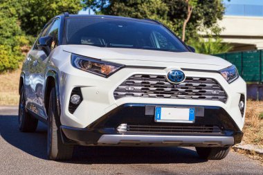 Roma, İtalya - 30 Ağustos 2021: Japon Toyota Motor Şirketi tarafından üretilen güzel araba tasarımı beyaz SUV model Toyota Rav4 Hybrid