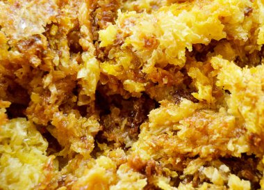 Altın nektarla doldurulmuş altıgen bal peteklerinden bir damla bal damlıyor. Bal peteği yaz kompozisyonu. Doğal bal damlası, balmumu çerçeveli arı damlası. Bal damlası bal damlatıyor bal peteğine.