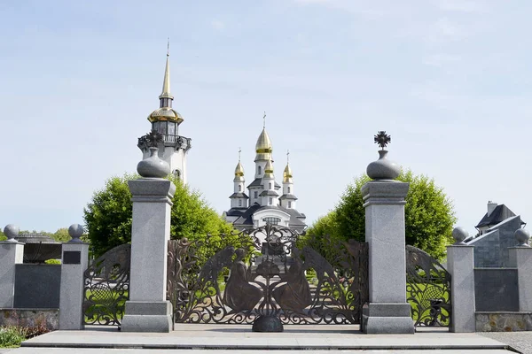 Християнський Церковний Хрест Високій Вежі Молитви Фотографія Складається Прекрасної Церкви — стокове фото