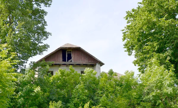 Belle Ancienne Ferme Abandonnée Dans Campagne Sur Fond Naturel Photographie — Photo