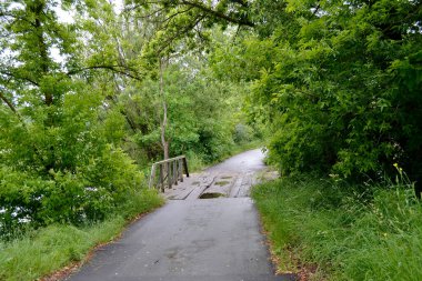 Renkli arka planda nehrin üzerinde güzel duran ahşap bir köprü. Fotoğraf, nehrin yukarısındaki eski ahşap köprüden oluşuyor. Doğal park için nehirdeki eski ahşap köprü..
