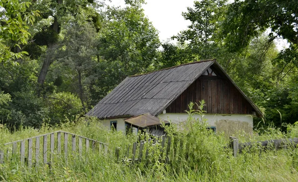 Piękny Stary Opuszczony Budynek Gospodarstwo Wsi Naturalnym Tle Fotografia Składająca — Zdjęcie stockowe