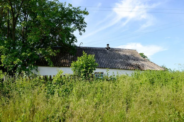 Piękny Stary Opuszczony Budynek Gospodarstwo Wsi Naturalnym Tle Fotografia Składająca — Zdjęcie stockowe