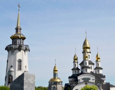 Hristiyan kilisesi, çan kulesinde namaz kılmak için kesişiyor. Çan kulesinde haçı olan güzel bir kiliseden oluşan fotoğraf. Çan kulesi, açık gökyüzündeki kilise duasıdır..