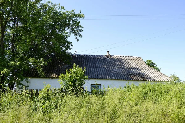 Schöne Alte Verlassene Gebäude Bauernhaus Der Landschaft Auf Natürlichem Hintergrund — Stockfoto