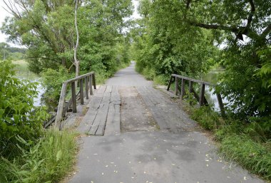 Renkli arka planda nehrin üzerinde güzel duran ahşap bir köprü. Fotoğraf, nehrin yukarısındaki eski ahşap köprüden oluşuyor. Doğal park için nehirdeki eski ahşap köprü..