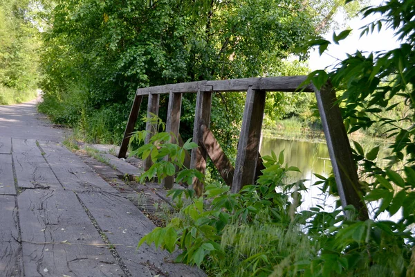 Prachtig Staande Oude Houten Brug Rivier Gekleurde Achtergrond Van Dichtbij — Stockfoto