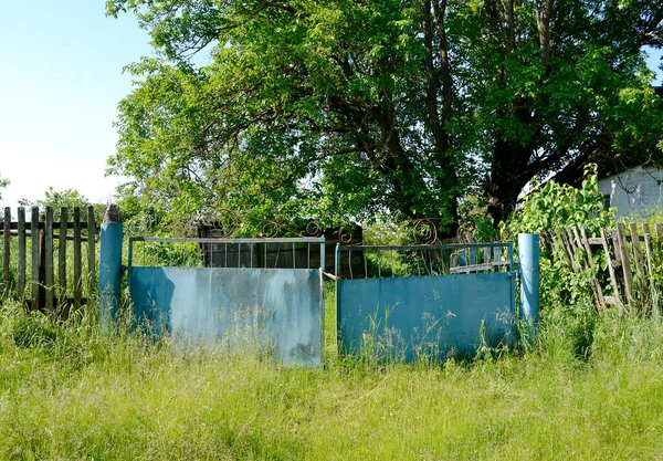 Piękna Stara Brama Opuszczonego Domu Miejscowości Naturalnym Tle Fotografia Składająca — Zdjęcie stockowe