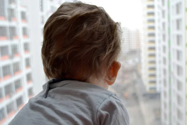 Smuk Baby Dreng Med Barn Ansigt Poserende Fotograf Nær Vinduet - Stock-foto