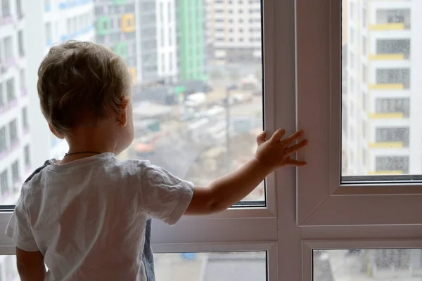 Vacker Pojke Med Barn Ansikte Poserar Fotograf Nära Fönstret För — Stockfoto