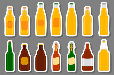 Bira fabrikası için kapaklı büyük bira şişeleri temalı bir resim. Beyaz arka planda birbirinin aynı cam şişelerden oluşan patern birası. Cam şişeler bira gurmesi için ana aksesuar..