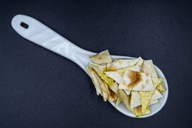 Market tezgahında bir sürü lezzetli patates cipsi, taze çiğ patates kızartması içeren lezzetli organik yiyecekler, yakından patates, arka planda doğal patates kızartmasının güzel dokusuna sahip.