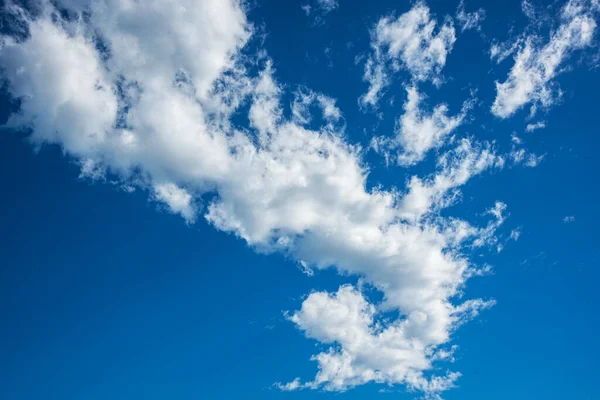 Mavi gökyüzü ve bulutlar arka plan.