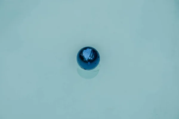 Beyaz arkaplanda mavi buz