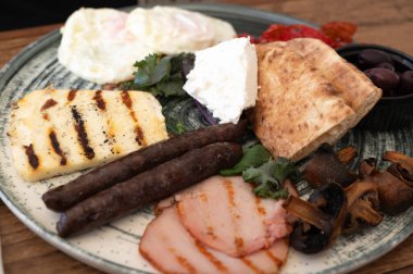 Izgara et, sebze ve yumurta içeren renkli bir kahvaltı tabağı. Sabah enerjisi için mükemmel..