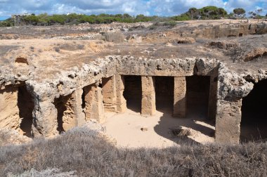 Kıbrıs 'ta kayalara oyulmuş antik mezarları keşfetmek, tarihsel önemi ve doğal güzelliği gözler önüne sermek.