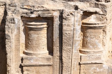 Benzersiz silindirik şekiller ve karmaşık doku kalıpları içeren ayrıntılı antik taş oymaları