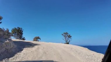 Bereketli yeşillik ve okyanus manzarasıyla bezenmiş manzaralı kıyı yolu boyunca unutulmaz bir yolculuğa çıkın.