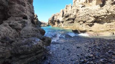 Güzel, berrak su ve manzaralarla çevrili çarpıcı bir sahil kayası oluşumu.