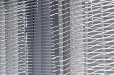 Perde örgüsü deseni, yumuşak ışık katmanlı dikey çizgiler ve ince gölgeler ve tek renkli nötr tonlarla dokunmuş dokular, minimalist iç mekan.