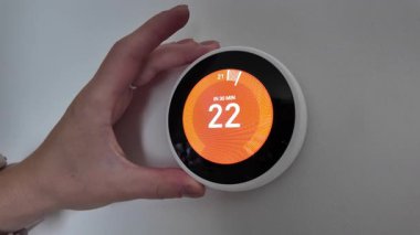 Elle ayarlama akıllı termostat görüntüleme ısı değişimi gösteren, turuncu sıcak ekran kayması serin siyah, kapalı duvar montajlı aygıt,