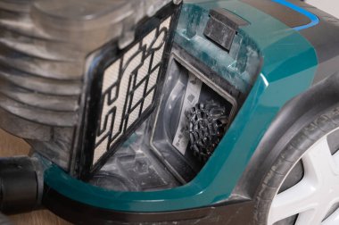 vakum filtresi filtresi filtresi, filtre ızgara tozlu ve mandal açık, iç hava akışı yolu görünür, rutin sırasında ev sahibi filtresi değiştirme