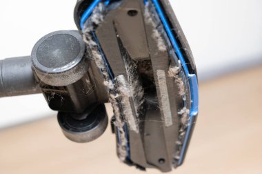 vakum fırçası başı saçla tıkanmış, kıllar lifler ve molozlarla kaplanmış, dolgun dişler doldurulmuş, zemin eklentisi temizlik gerektiriyor, bakımı sonrası bakım gerekiyor.