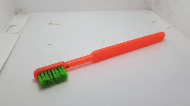 beyaz arkaplanda fırça ve fırça