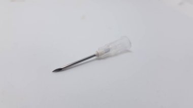 Beyaz zemin üzerinde iğne olan beyaz tıbbi şırınga.